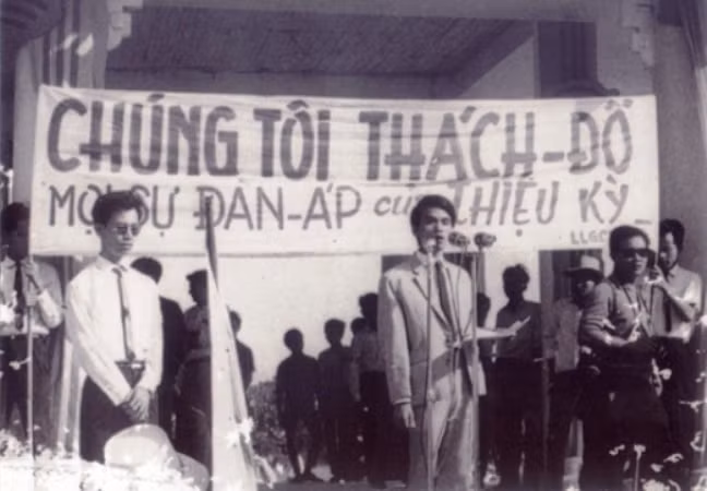 Nhà văn Hoàng Phủ Ngọc Tường (người đứng giữa) đang diễn thuyết chống Mỹ xâm lược tại Đại học Văn khoa Huế. (ảnh: TL)