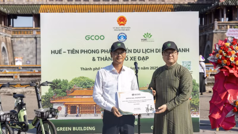 GCOO trao tặng 20 xe đạp điện GCOO thế hệ mới cho Trung tâm Bảo tồn di tích cố đô Huế.