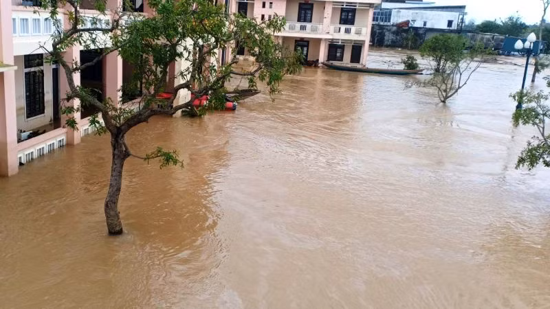 Ban Chỉ huy Phòng chống thiên tai và tìm kiếm cứu nạn tỉnh cho biết chiều, từ chiều 18/10 đến ngày mai 19/10, tại tỉnh Thừa Thiên Huế có mưa to, mưa rất to. (Trong ảnh: Các hồ thủy điện điều tiết xả lũ khiến vùng thấp trũng xã Quảng Thành, huyện Quảng Điền bị ngập nặng).