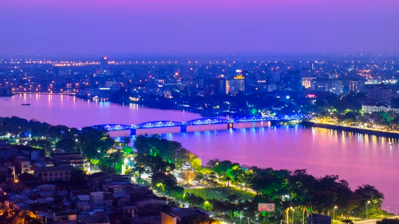 Các chân chạy qua những con đường rợp bóng cây, những cây cầu bắc qua dòng sông Hương thơ mộng. (Ảnh: BTC)