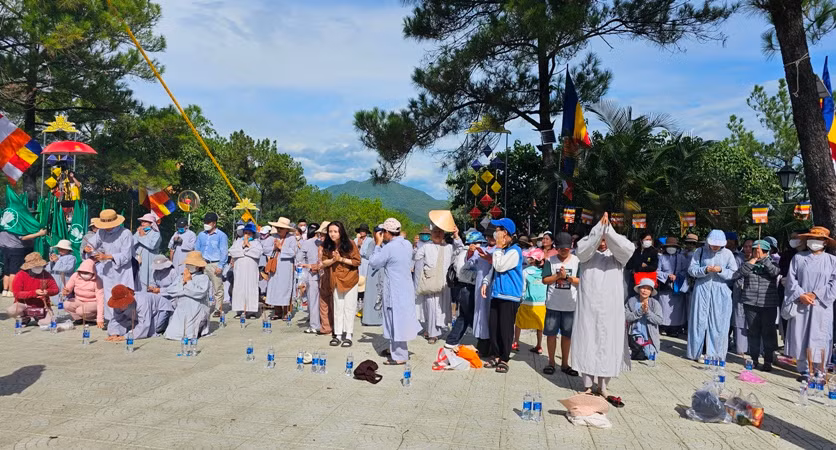 Đồng bào Phật tử các giới cũng đã vân tập đến núi Tứ Tượng để dâng hương nguyện cầu.