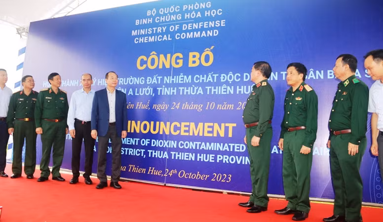 Lãnh đạo Bộ Quốc phòng cùng các bộ, ngành và địa phương tại lễ công bố hoàn thành xử lý hiện trường đất nhiễm chất độc dioxin tại sân bay A So.