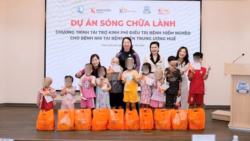 Lãnh đạo Quỹ Bảo trợ trẻ em Việt Nam và Quỹ Khởi sự Từ Tâm tặng quà bệnh nhi đang điều trị tại khoa Nhi - Bệnh viện Trung ương Huế.