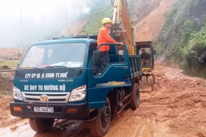 Hạt quản lý đường bộ và các lực lượng liên quan tiến hành điều phương tiện, nhân lực khẩn trương khắc phục sạt lở tại đường Hồ Chí Minh qua A Lưới.