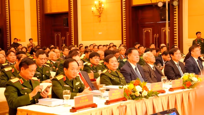 Các đại biểu lãnh đạo Quân ủy Trung ương, Bộ Quốc phòng và các ban, bộ, ngành Trung ương, Quân khu 4 cùng các tỉnh, thành phố tham dự hội thảo.