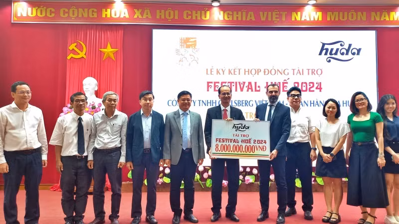 Công ty TNHH Bia Carlsberg Việt Nam trao tài trợ cho Ban tổ chức Festival Huế 2024.