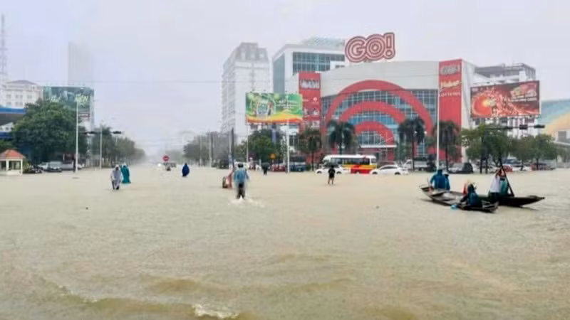 Ngay tại Trung tâm thành phố Huế đoạn siêu thị GO chìm trong lũ.