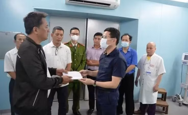 Phó Chủ tịch Ủy ban nhân dân tỉnh Thừa Thiên Huế Hoàng Hải Minh (bên phải) tặng quà động viên người nhà nạn nhân trong vụ tai nạn