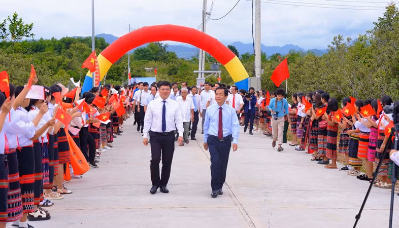 Các đại biểu đến dự lễ khánh thành Làng văn hóa các dân tộc thiểu số huyện A Lưới.