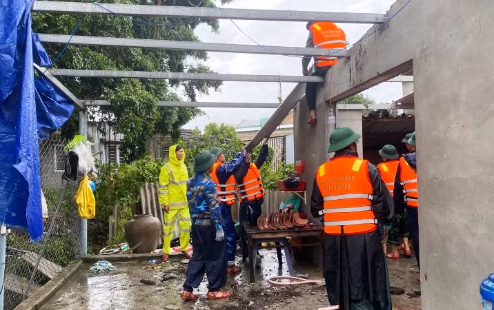 Lực lượng chức năng hỗ trợ người dân khắc phục hậu quả của lốc xoáy.