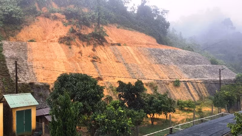 Huyện A Lưới đã yêu cầu các lực lượng đặc biệt chú trọng những điểm có nguy cơ sạt lở cao và ngập lụt, nhất là dọc tuyến đường Hồ Chí Minh qua địa bàn. Huyện A Lưới đã yêu cầu các lực lượng đặc biệt chú trọng những điểm có nguy cơ sạt lở cao và ngập lụt, nhất là dọc tuyến đường Hồ Chí Minh qua địa bàn.