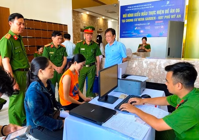 Với mục tiêu lấy người dân làm trung tâm phục vụ, thành phố chọn Chung cư Nera Garden để triển khai mô hình kiểu mẫu thực hiện Đề án 06 với nhiều nội dung cụ thể, thiết thực.
