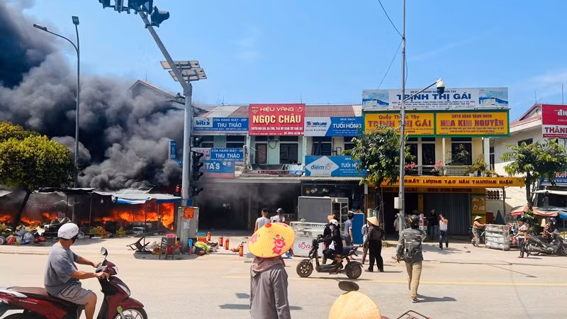 Ngay lập tức, Phòng Cảnh sát Phòng cháy, chữa cháy và cứu nạn cứu hộ Công an thành phố Huế đã điều nhiều phương tiện cùng lực lượng tại chỗ và người dân tiến hành dập lửa.