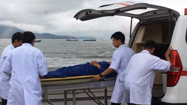 Nạn nhân được đưa lên xe cứu thương sau khi được sơ cứu tại hiện trường.