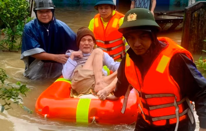 Công an phường Hương Vĩnh (thành phố Huế) đang giúp dân di chuyển đến vùng cao.