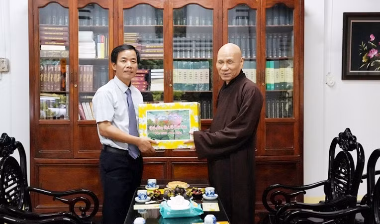 Chủ tịch Ủy ban nhân dân tỉnh Nguyễn Văn Phương thăm, chúc mừng Hòa thượng Thích Giác Quang, Phó Pháp chủ Hội đồng Chứng minh Giáo hội Phật giáo Việt Nam. (Ảnh: NM)