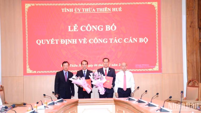 Đồng chí Bí thư Tỉnh ủy Lê Trường Lưu cùng Phó Bí thư Thường trực Tỉnh ủy Phan Ngọc Thọ trao Quyết định và tặng hoa chúc mừng các cá nhân.