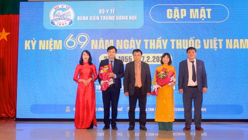 Bệnh viện Trung ương Huế cũng đã tặng thưởng cho các cá nhân xuất sắc vừa bảo vệ thành công luận án tiến sĩ ngành y.