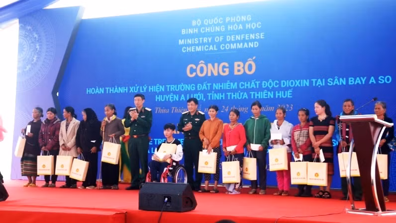 200 suất quà được tặng các gia đình chính sách, người có công cách mạng, các gia đình nạn nhân da cam, học sinh nghèo, gia đình có hoàn cảnh khó khăn trên địa bàn xã Đông Sơn.