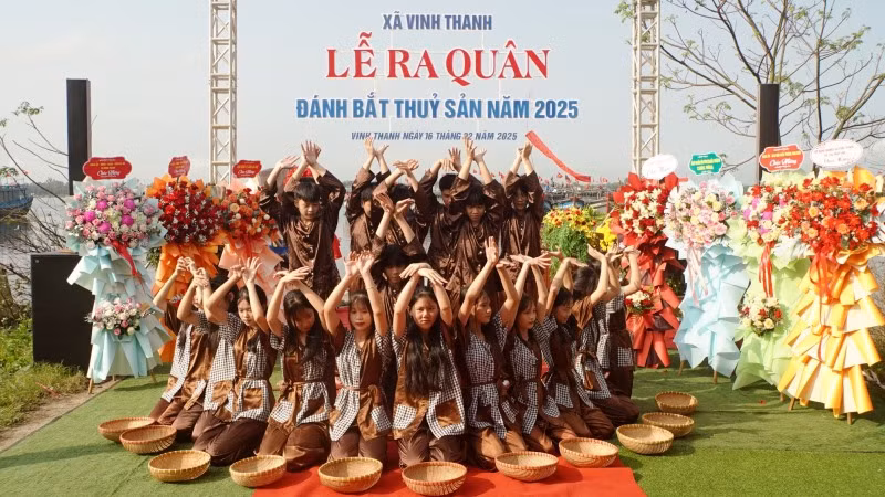 Ủy ban nhân dân xã Vinh Thanh tổ chức lễ ra quân đánh bắt thủy hải sản năm 2025.