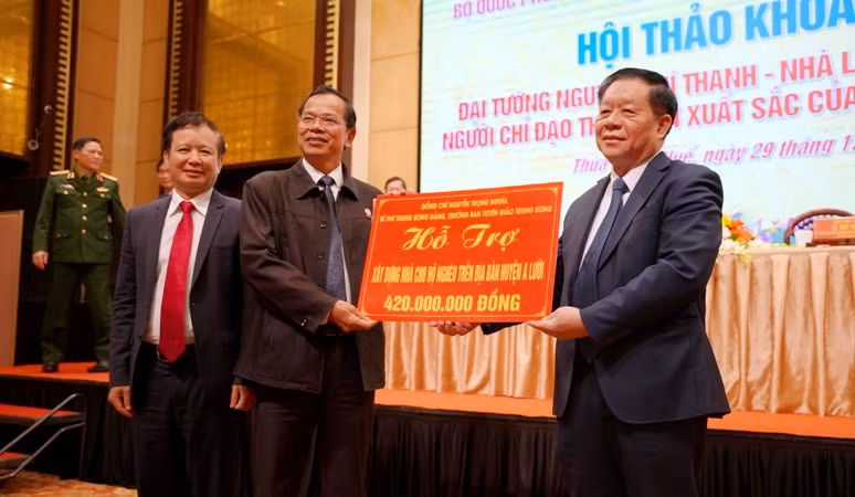 Bí thư Trung ương Đảng, Trưởng ban Tuyên giáo Trung ương Nguyễn Trọng Nghĩa trao kinh phí xây dựng nhà cho người dân nghèo tại huyện A Lưới.