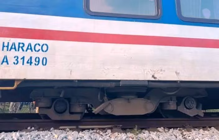 Ngành đường sắt và lực lượng chức năng đang lên phương án khắc phục sự cố để sớm thông tuyến.