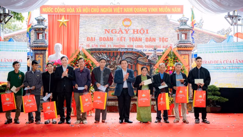 Đồng chí Nguyễn Xuân Thắng, Ủy viên Bộ Chính trị, Giám đốc Học viện Chính trị quốc gia Hồ Chí Minh, Chủ tịch Hội đồng Lý luận Trung ương tặng quà các hộ gia đình chính sách.