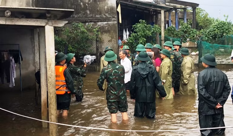 Đoàn công tác của Quân khu 4 do Trung tướng Hà Thọ Bình, Tư lệnh Quân khu làm Trưởng đoàn đã đi kiểm tra, nắm tình hình và thăm hỏi bà con nhân dân vùng lũ lụt thôn Thủ Lễ, xã Quảng phước (huyện Quảng Điền).
