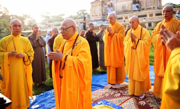 Chư tôn đức cử hành nghi thức cầu nguyện trước khi hạ thủy 7 hoa sen. Chư tôn đức cử hành nghi thức cầu nguyện trước khi hạ thủy 7 hoa sen.