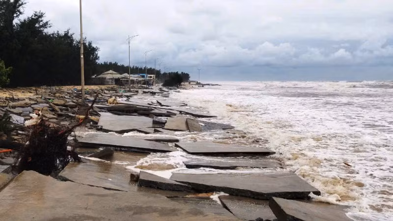 Cơn bão số 6 (Trami) vào cuối tháng 10 vừa qua gây mưa rất to, nước biển dâng cao ở Thừa Thiên Huế. Cơn bão số 6 (Trami) vào cuối tháng 10 vừa qua gây mưa rất to, nước biển dâng cao ở Thừa Thiên Huế.