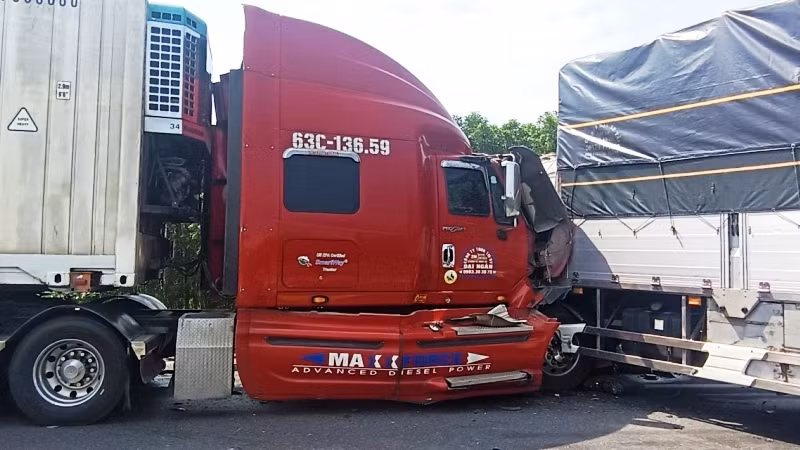 Hiện trường vụ tai nạn giao thông liên hoàn trên cao tốc Cam Lộ-La Sơn. (Ảnh: CTV)