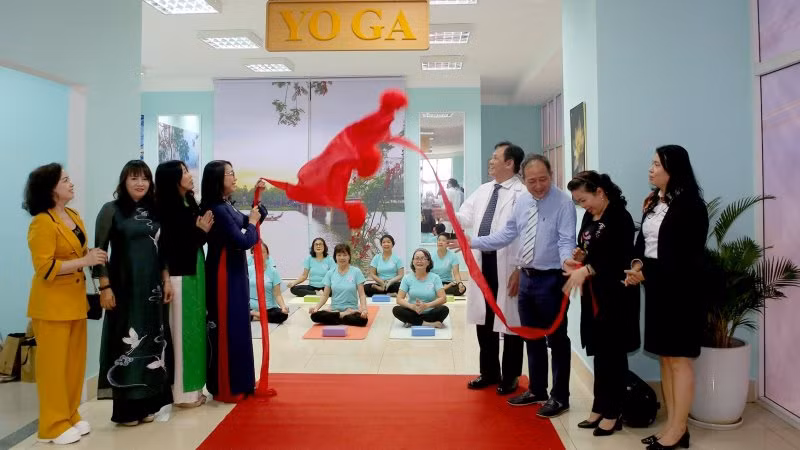 Câu lạc bộ yoga dành cho nữ bệnh nhân ung thư mắt đúng vào dịp kỷ niệm Ngày Quốc tế phụ nữ 8/3.