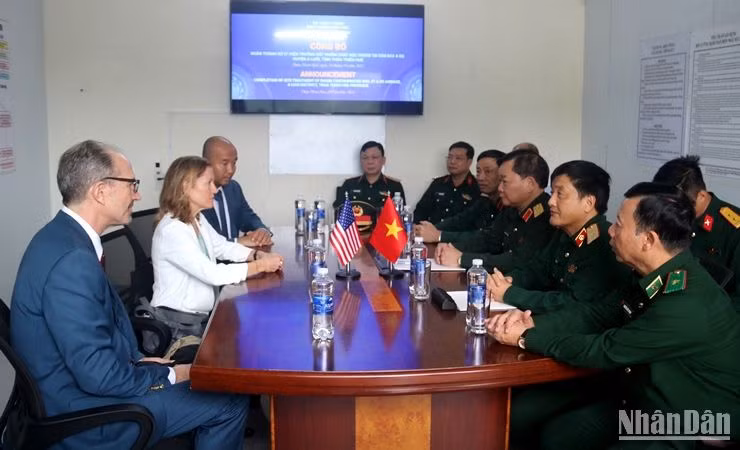 Tại buổi tiếp giữa Thượng tướng Hoàng Xuân Chiến và bà Aler Grubbs, Giám đốc Cơ quan phát triển quốc tế Hoa kỳ tại Việt Nam (USAID).