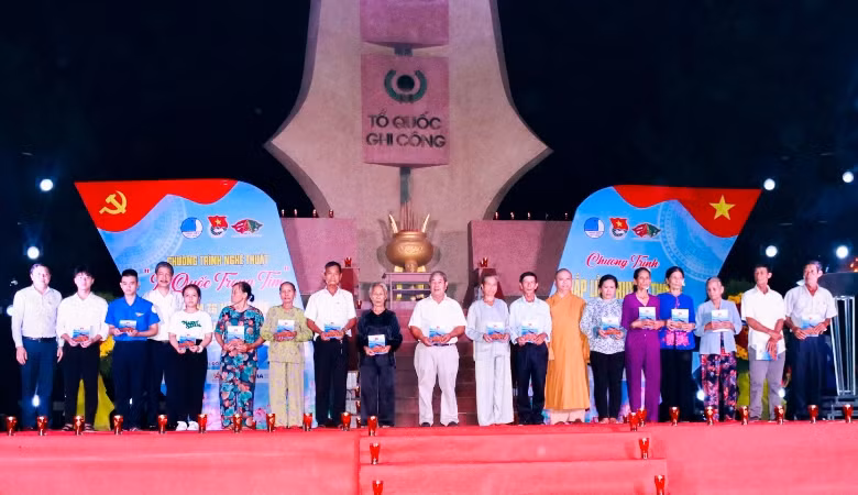 Tặng quà cho gia đình chính sách có hoàn cảnh khó khăn tại thị xã Hương Thủy.