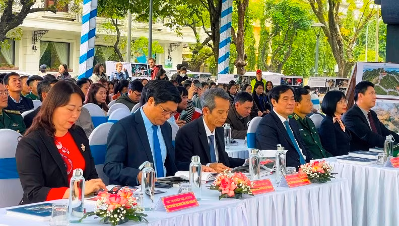 Lãnh đạo các ban, ngành Trung ương, tỉnh Thừa Thiên Huế và đông đảo các nghệ sĩ, cán bộ Bộ đội Biên phòng đến dự khai mạc triển lãm.