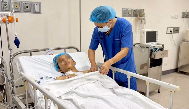 Các bác sĩ đang chăm sóc tích cực bệnh nhân sau phẫu thuật.