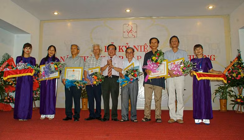 Lãnh đạo tỉnh Thừa Thiên Huế tặng hoa chúc mừng các Tổng Biên tập, Phó Tổng Biên tập Tạp chí Sông Hương qua từng thời kỳ.