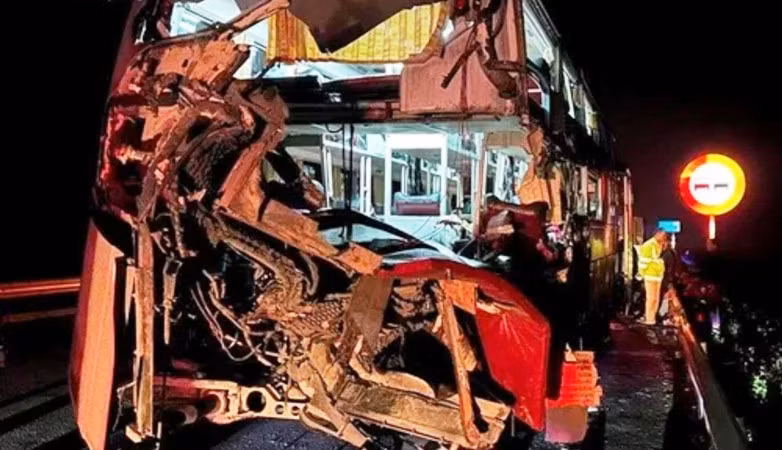 Xe ô-tô khách 51B-261.49 tại hiện trường bị hư hỏng nặng sau vụ tai nạn. Ảnh: CTV.