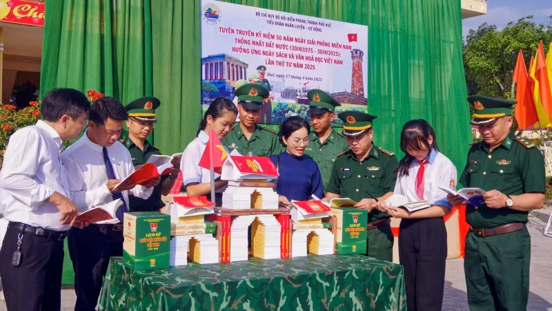 Đại biểu và cán bộ, chiến sĩ, các em học sinh tham quan không gian trưng bày, giới thiệu sách tại Tiểu đoàn Huấn luyện-Cơ động.