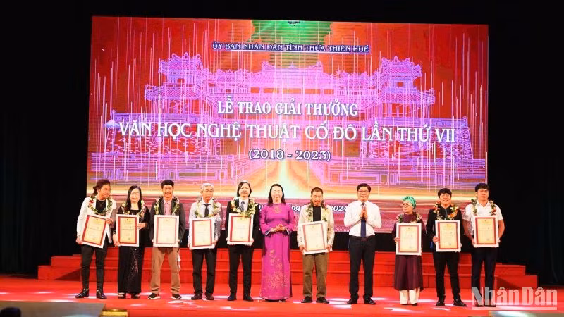 Trao giải B cho các tác giả/nhóm tác giả đoạt giải.