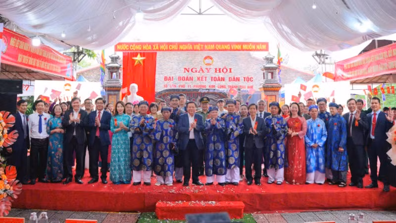 Đồng chí Nguyễn Xuân Thắng, Chủ tịch Ủy ban nhân dân tỉnh Nguyễn Văn Phương và các đồng chí lãnh đạo Đảng, Nhà nước, lãnh đạo tỉnh và thành phố chụp hình lưu niệm với nhân dân tổ dân phố 11.