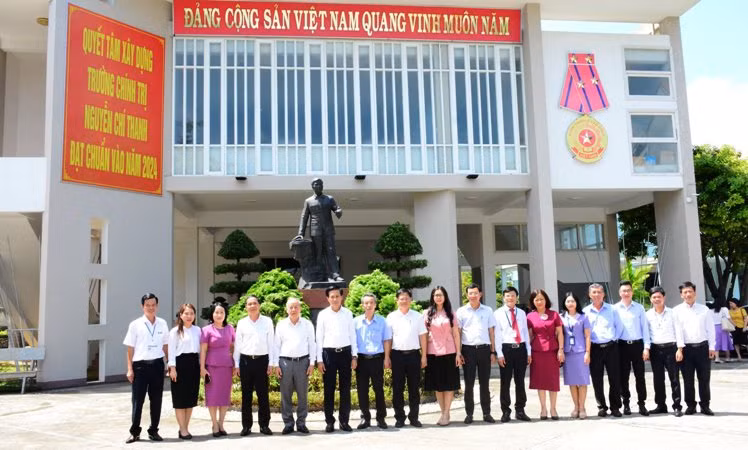 Đoàn khảo sát chụp ảnh với lãnh đạo tỉnh cùng các ban, ngành và nhà trường.