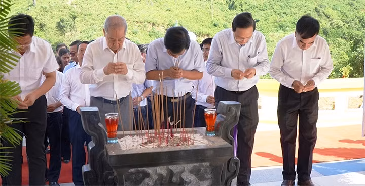 Lãnh đạo tỉnh Thừa Thiên Huế dâng hương, dâng hoa tưởng niệm các anh hùng liệt sĩ hy sinh tại Tiểu khu 67.