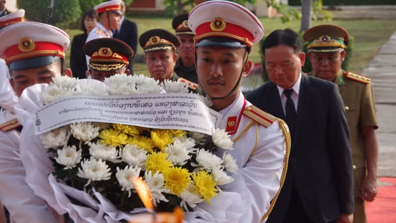 Ban Công tác đặc biệt tỉnh Salavan dâng hương, dâng hoa các Anh hùng liệt sĩ.