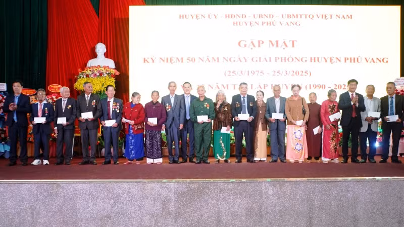 Lãnh thành phố Huế và huyện Phú Vang trao quà tặng các bậc lão thành cách mạng, người có công và gia đình chính sách tiêu biểu.