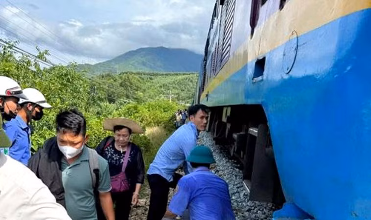 Hiện trường tàu SE6 bị trật bánh tại khu gian Lăng Cô-Thừa Lưu.