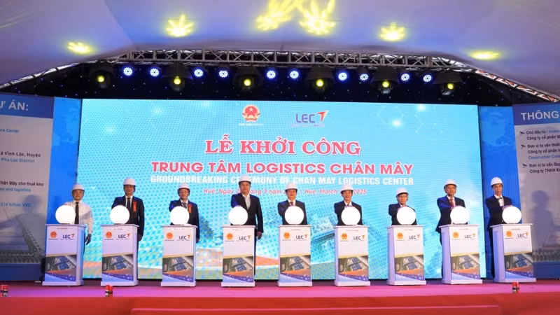 Lãnh đạo thành phố Huế và Tập đoàn LEC thực hiện nghi thức bấm nút khởi công dự án.