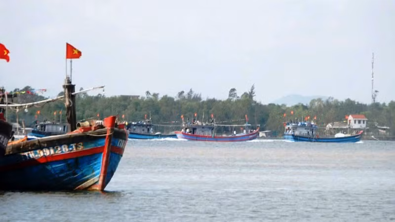 Sau tiếng trống xuất quân, đoàn tàu đánh bắt xa bờ tại xã Vinh Thanh xuất phát ra khơi đánh bắt thủy hải sản.