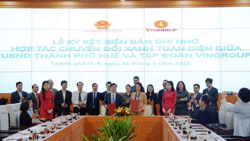 Lãnh đạo TP Huế và Tập đoàn Vingroup tiến hành ký kết hợp tác toàn diện. (ảnh: NM)