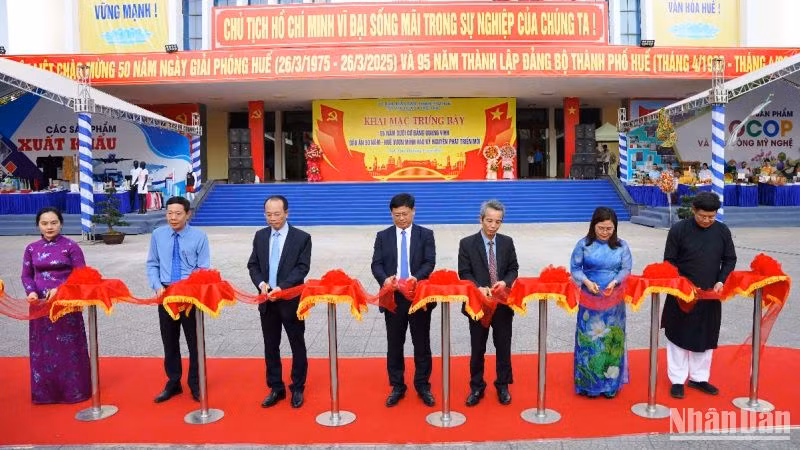 Các đại biểu cắt băng khai mạc trưng bày chuyên đề.